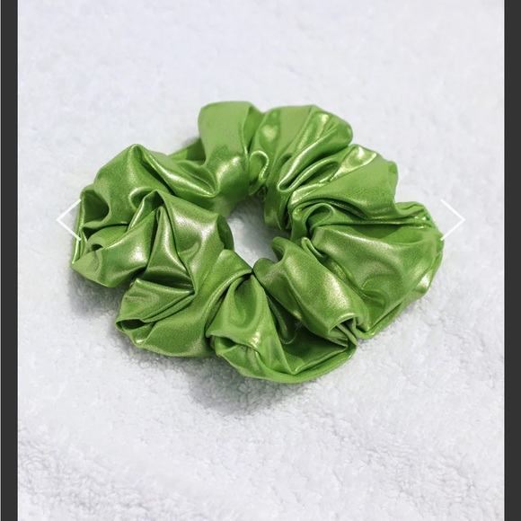 Heavy Manners/Elsa Hosk Scrunchie - Picture 4 of 8